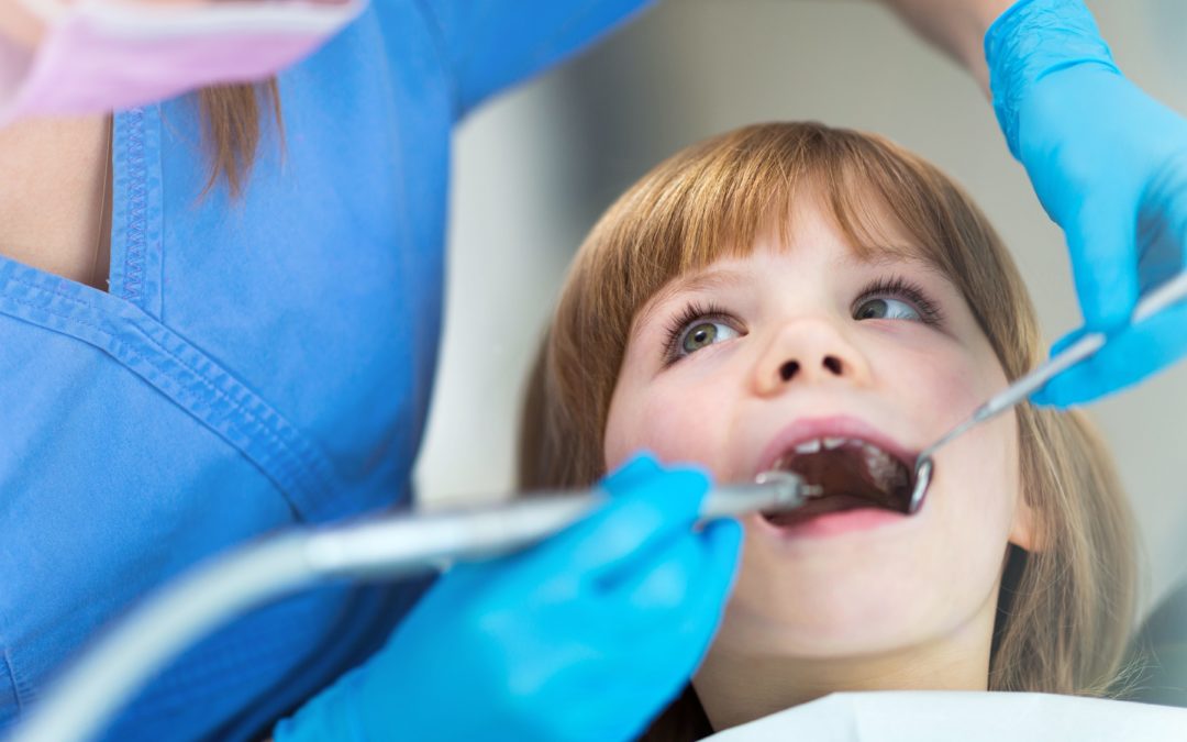 Dentiste examinant la bouche d'un enfant